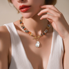 Collar de perlas Sintéticas y piedras con diseño asimétrico