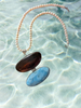 Medalla Elegante de Ámbar y Larimar en Cordón de Perlas