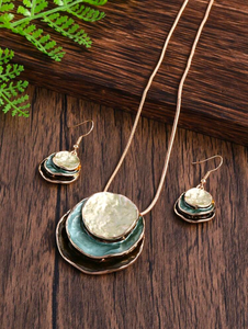 Conjunto de Collar y Aretes de Diseño Orgánico