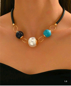 Collar artesanal de diseño contemporáneo con piedras en tonos negro, turquesa y blanco