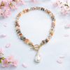 Collar de perlas Sintéticas y piedras con diseño asimétrico
